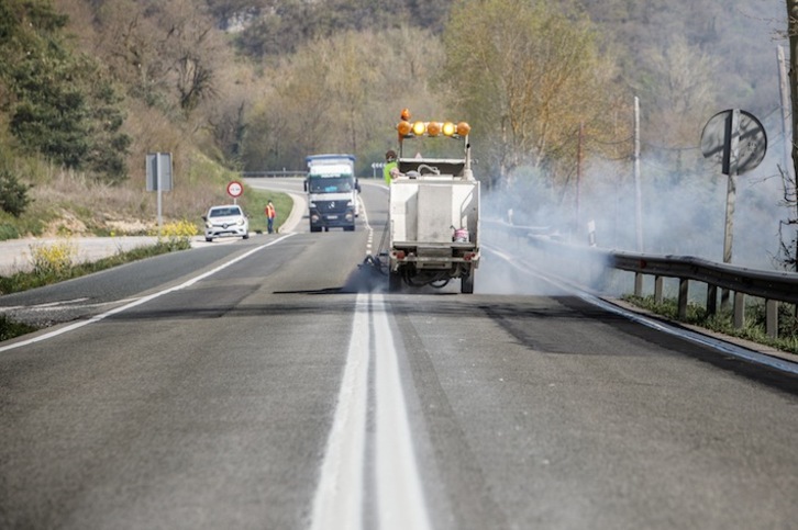Los servicios de mantenimiento pintan la doble línea continua en la carretera N-121-A. (navarra.es)