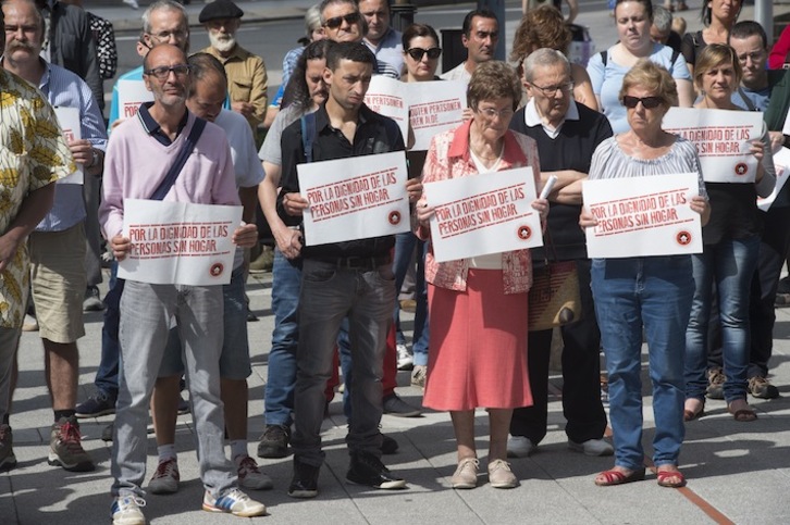 Basaurin orain hiru urte etxerik gabeko pertsona baten heriotza salatzeko ekitaldia. (Monika DEL VALLE/FOKU)