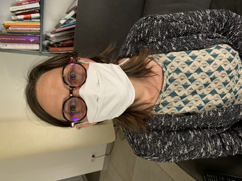 Nelly Eppherre fabrique et vend des masques en tissu.