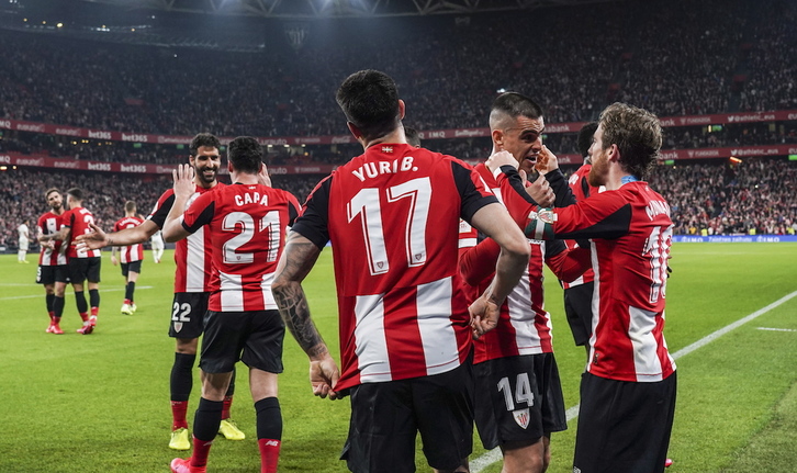 Jugadores del Athletic celebrando el gol de Muniain en el partido de ida de semifinales de Copa ante el Granada. (Mariso RAMIREZ / FOKU)