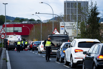  Erabakiak traba berriak eragin dizkie mugaz gaindiko langileei. Mugak koronabirusaren zabalpenari aurre egiteko hetsi nahi izan dituzte. ©Guillaume Fauveau 