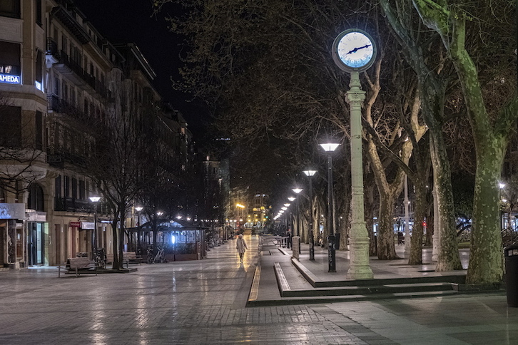 El Bulebar de Donostia, casi desierto en una tarde-noche de confinamiento. (Jon URBE | FOKU)