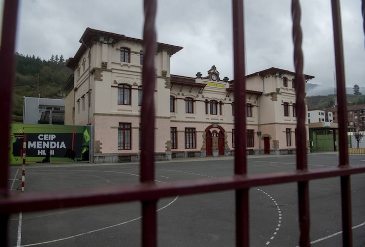 Las escuelas fueron las primeras en cerrarse. En la foto, la escuela pública Mendia de Balmaseda. (Luis JAUREGIALTZO/FOKU)