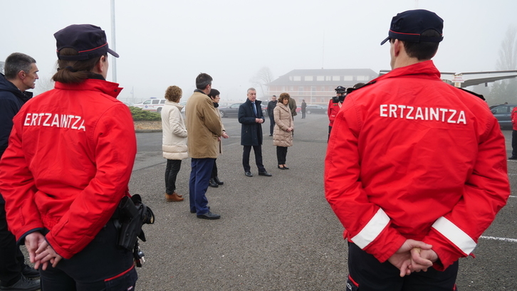 Imagen de una visita de Urkullu y las consejeras Beltrán de Heredia y Murga a la academia de Arkaute. (IREKIA) 