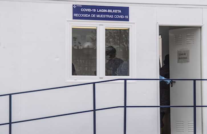 Puesto de recogida de muestras en Gasteiz. (Raul BOGAJO/FOKU)