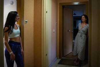 Dos mujeres hablan desde las puertas de sus viviendas en París. (Elena FUSCO/AFP)