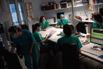 Personal sanitario en un centro hospitalario de Vigo, Galicia. (Miguel RIOPA / AFP)