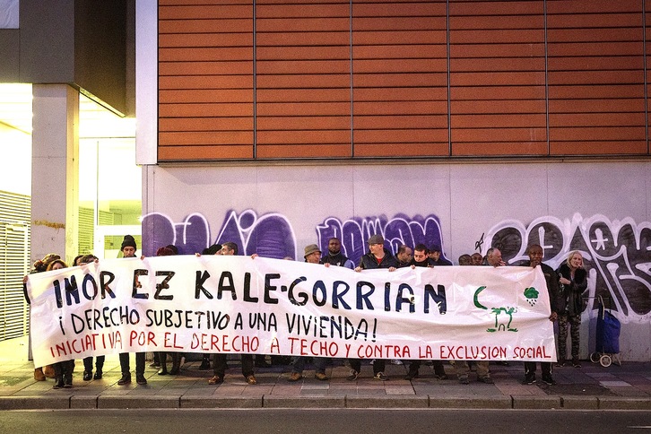 El colectivio «Inor ez kalegorrian–Derecho a techo» se ha quejado por la venta de 500 viviendas a un fondo de inversión. (Endika PORTILLO/FOKU)