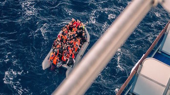 Rescate de una lancha de migrantes en el Mediterráneo. (Twitter SEA-WATCH INTERNATIONAL)