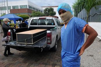Un cadáver en un ataúd improvisado con un armario en Guayaquil. (José SÁNCHEZ/ECUADOR)