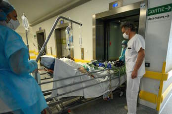 Un paciente hospitalizado en Mulhouse. (Patrick HERTZOG/AFP)