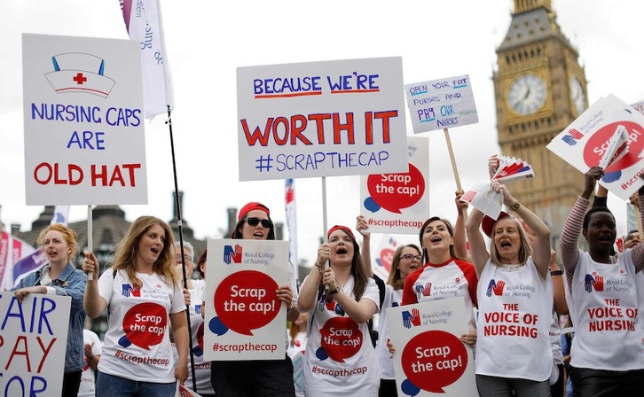 Protesta de enfermeras contra los recortes y sus condiciones de trabajo. (Tolga AKMEN | AFP) 