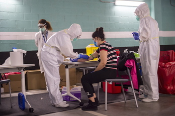 Una trabajadora de una residencia de Ezkerraldea realiza el test de coronavirus. (Marisol RAMÍREZ/FOKU)