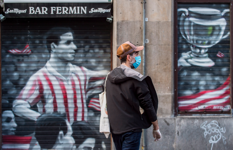 Una persona espera ante un mural del Athletic. (Marisol RAMIREZ/FOKU).