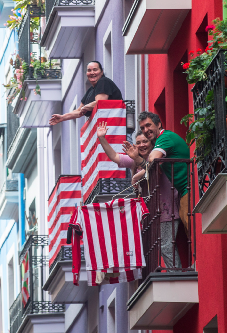Personas en los balcones con banderas del athletic.Athletic. (Marisol RAMIREZ/FOKU).