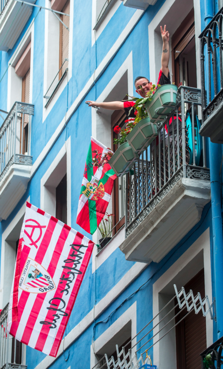 Banderas del Athletic en balcones de Bilbo. (Marisol RAMIREZ/FOKU).