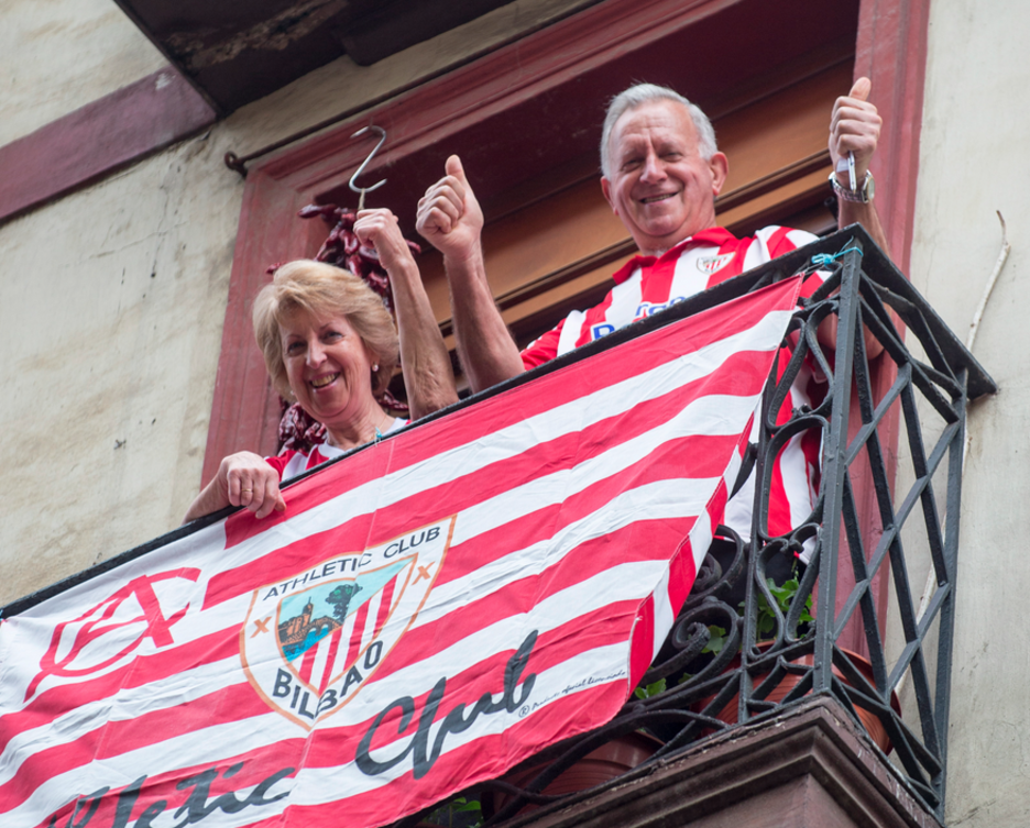 Personas en los balcones con banderas del athletic. (Marisol RAMIREZ/FOKU).