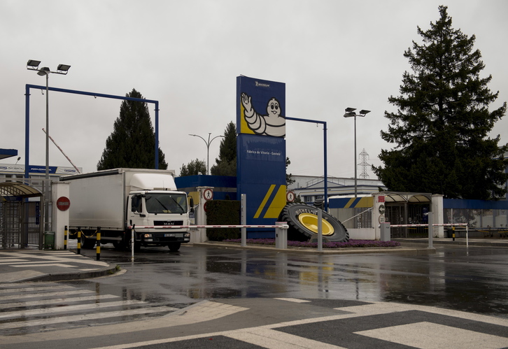 Un camión sale de la planta de Michelin en Gasteiz el 16 de marzo    (Raúl BOGAJO I FOKU)