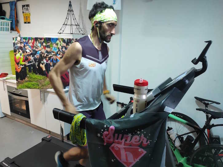 Aritz Egea, en su casa tomando parte en el kilómetro virtual. (NAIZ)