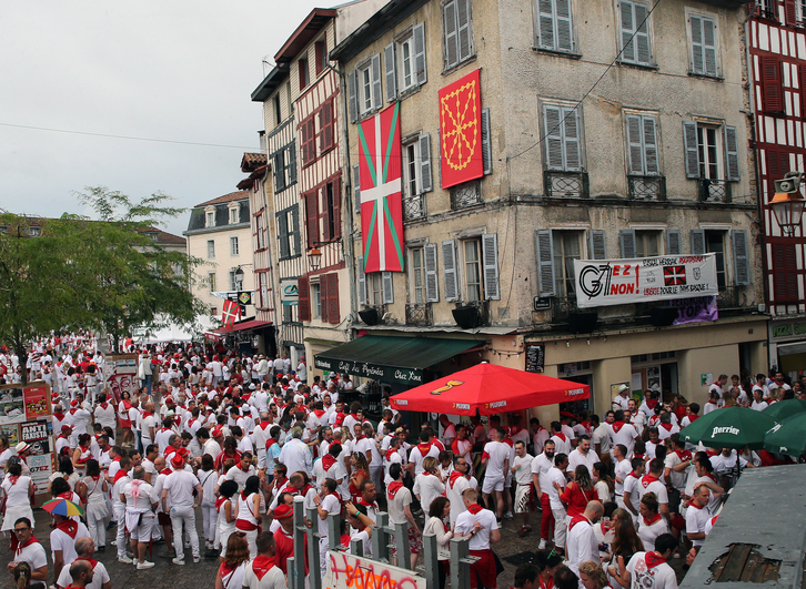 Baiona Ttipia jendez gainezka, iazko besten karietara. (Bob EDME)