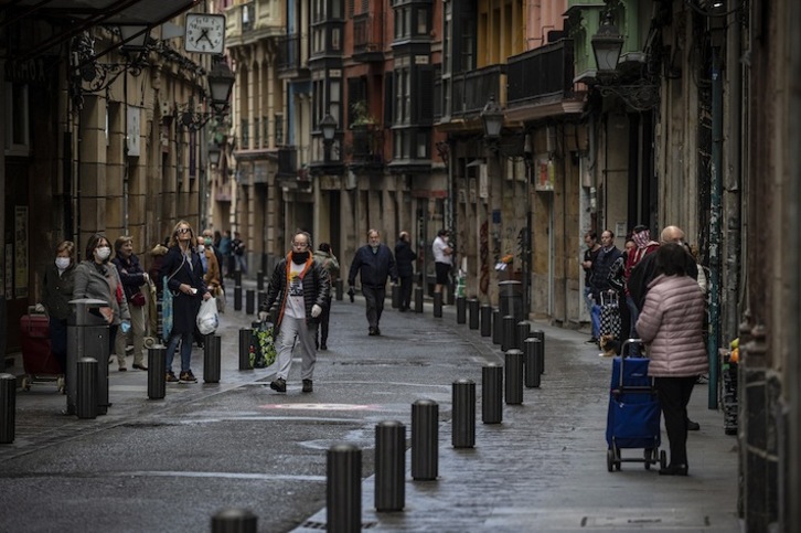 Gente haciendo las compras en el Casco Viejo de Bilbo durante el estado de alarma. (Aritz LOIOLA/FOKU)
