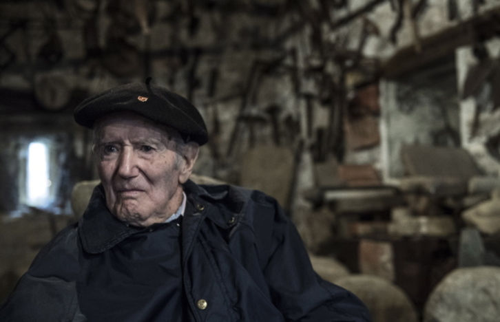 Homenaje a Joxe Ulibarrena, escultor y etnógrafo navarro, en noviembre pasado. (Jagoba MANTEROLA/FOKU) 