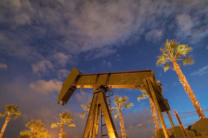 La saturación de algunos yacimientos podría obligar a parar la producción. (David MCNEW/AFP) 