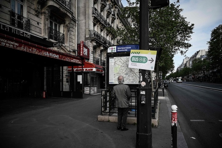 Un hombre mira un mapa junto a la estación de Montparnasse-Bienvenue, en París. (Philippe LOPEZ | AFP)