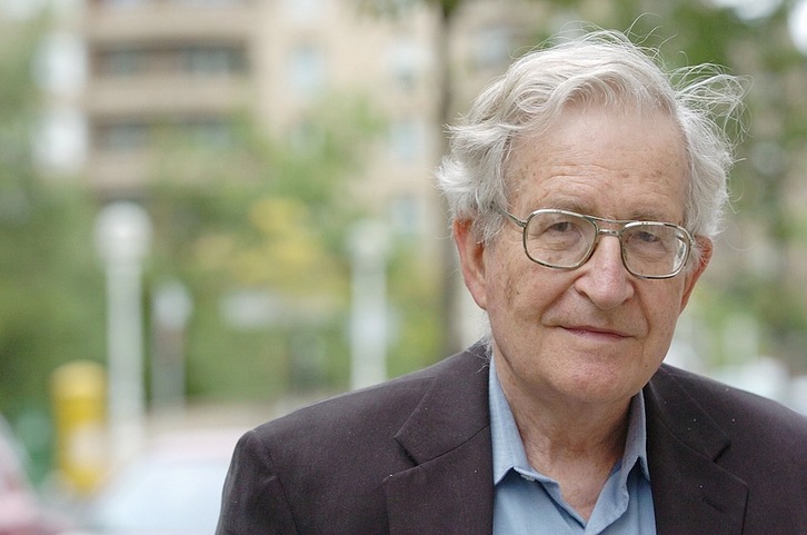 Noam Chomsky, en 2006, cuando viajó a Donostia para participar en los Cursos de Verano de la UPV-EHU. (Jon URBE | FOKU)