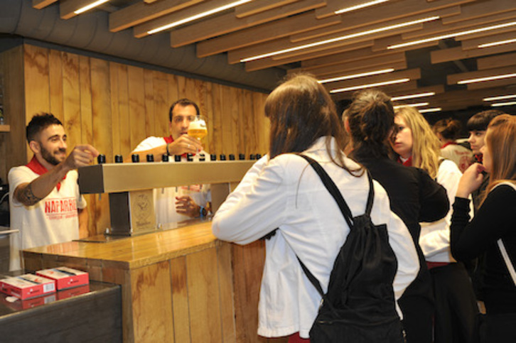 Un establecimiento hostelero atiende a sus clientes durante una pasada edición sanferminera. (Idoia ZABALETA/FOKU)