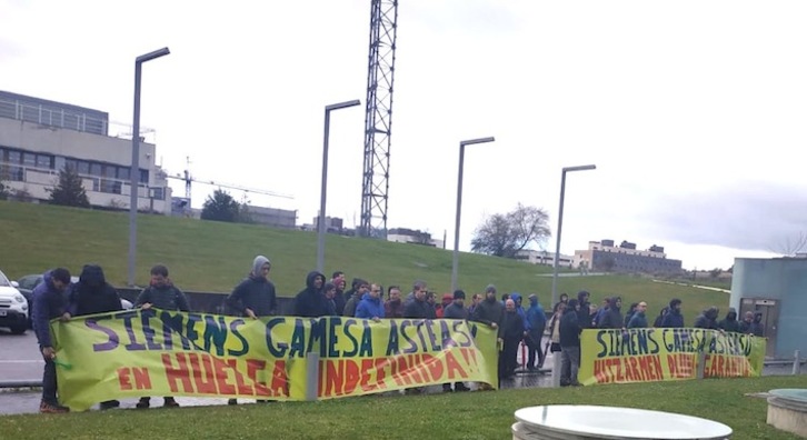 Trabajadores de Siemens Gamesa durante una jornada de huelga el pasado mes de marzo. (LAB)