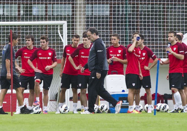 Bielsa en un entrenamiento en Lezama con De Marcos y Gurpegui. (Luis JAUREGIALTZO / FOKU)