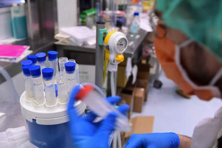 Un científico analiza varios tests en un laboratorio. (Miguel MEDINA/AFP)