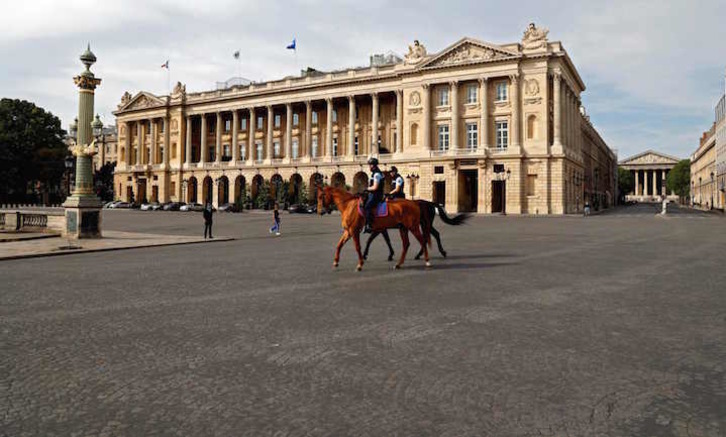 Policías a caballo en una casi vacía plaza de la Concorde, en París. (Thomas COEX/AFP)