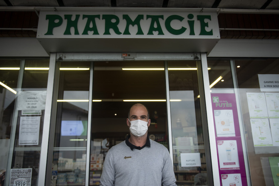 Parmi les magasins de première nécessité : les pharmacies qui ne désemplissent pas. Les mesures sanitaires y sont appliquées avec rigueur.