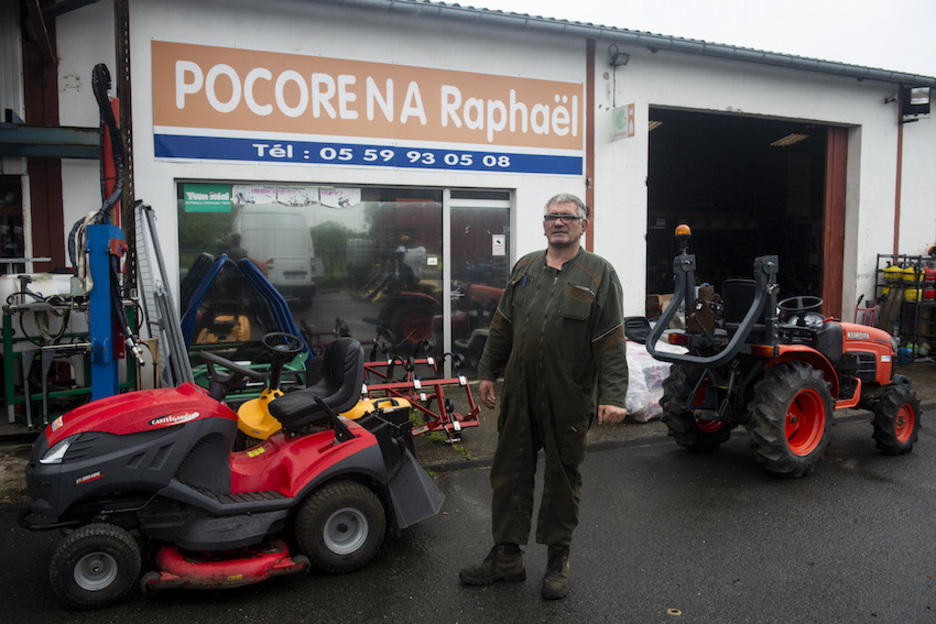 Il n’y a pas que l’alimentation dans la vie de confinés ! Les garages mais aussi les magasins de vente de matériel agricole par exemple peuvent ouvrir. C’est le cas de Raphaël Pocorena à Ustaritz.