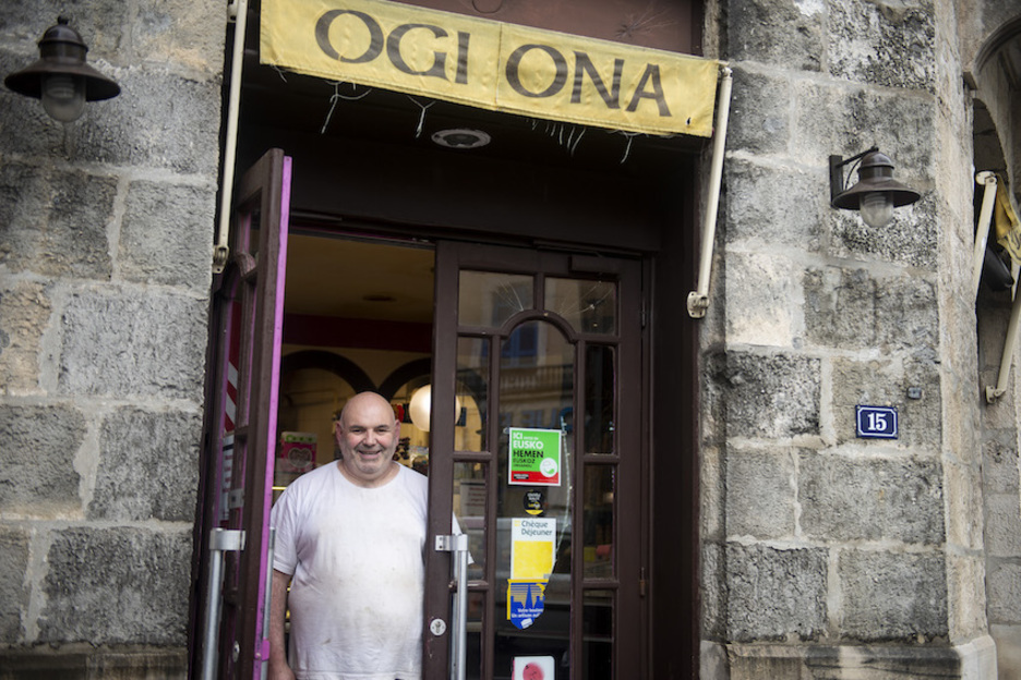 Les boulangeries sont aussi des commerces de première nécessité. Ici, la boulangerie Ogi Ona dans le quartier Saint-Esprit à Bayonne.