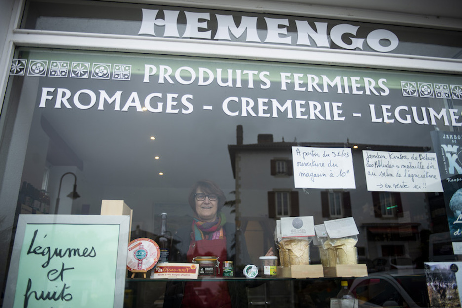 Plus que jamais, les commerçants de proximité font à appel à la solidarité des consommateurs. Le magasin de vente de produits fermiers basques à Ustaritz, Hemengo, est ouvert au public.