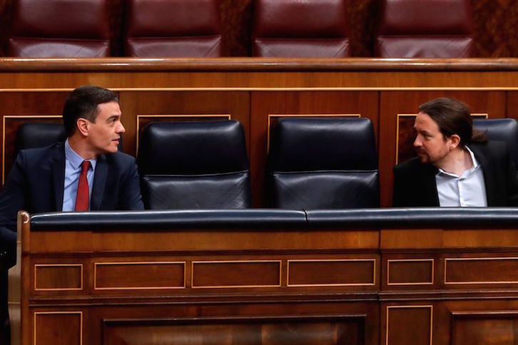 Sánchez e Iglesias, en el pleno. (J.J. GUILLEN | POOL EFE)