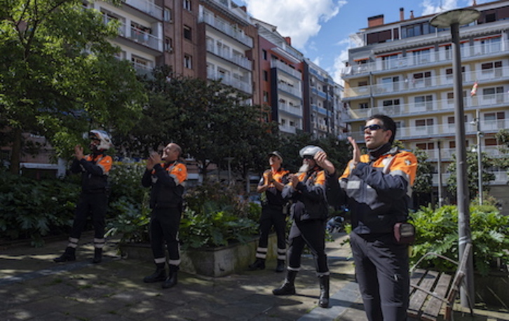 Un grupo de policías municipales de Donostia aplaude durante una felicitación. (Jon URBE/FOKU)