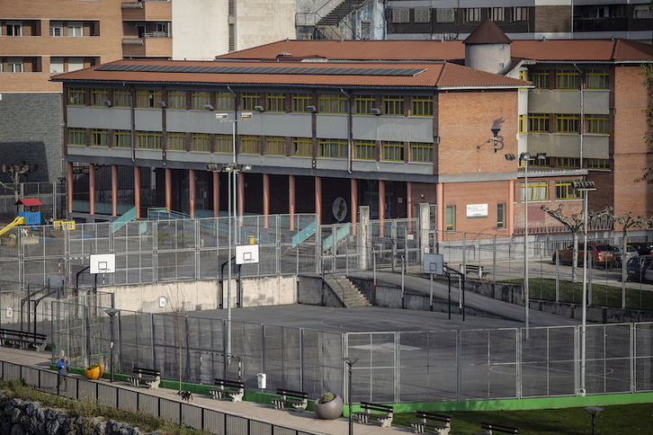 Un centro escolar cerrado en Basauri. (Aritz LOIOLA | FOKU)