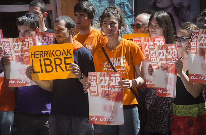 Protesta en Bilbo en junio de 2015 contra el juicio de las «herriko tabernak». (Luis JAUREGIALTZO/FOKU)