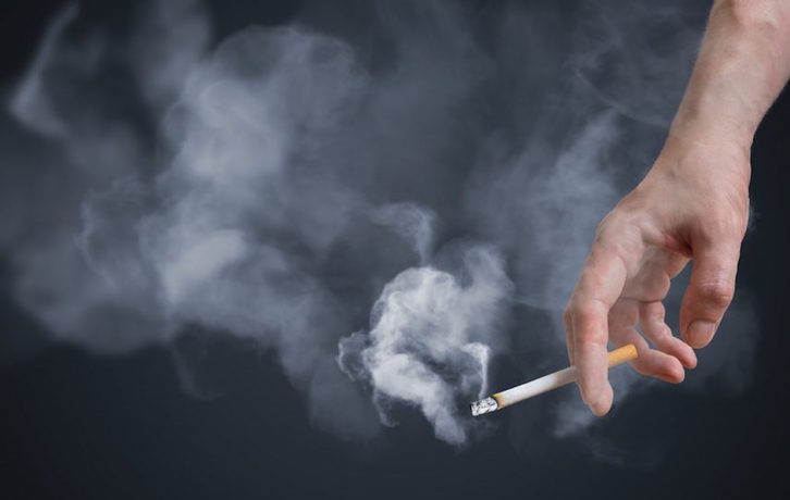 Galicia será pionera en prohibir fumar en ciertos espacios de la calle. (Naiz)