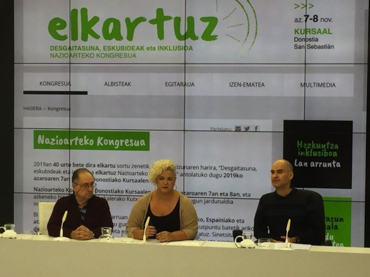 Miembros de Elkartu durante la presentación de un congreso, el pasado mes de septiembre. (@elkartuGipuzkoa)