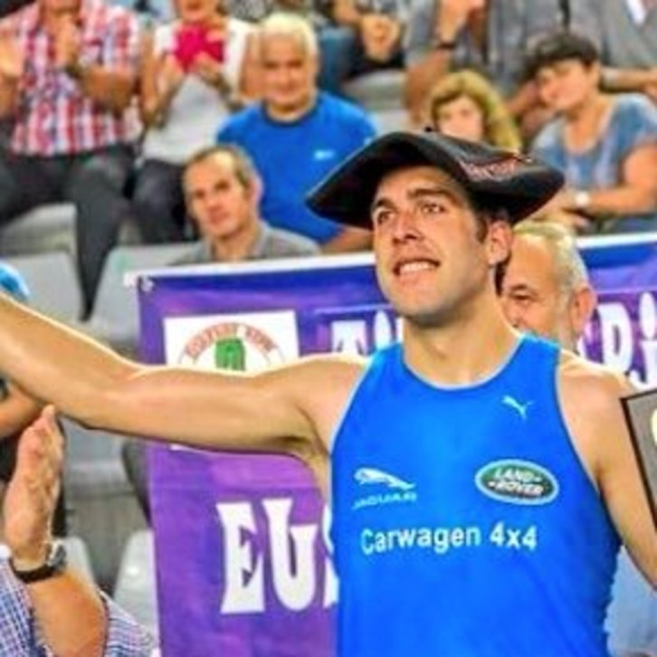 Aitzol Atutxa aizkolaria Euskadiko aizkora txapeldunaren txapela jasoz