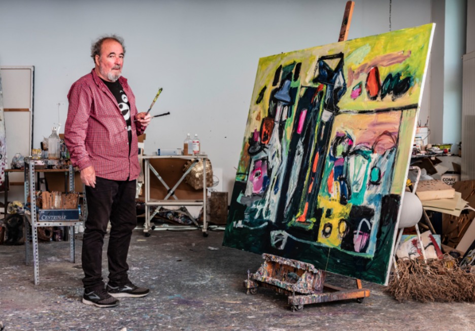 Zumeta en su estudio frente a uno de su coloridos cuadros. (Juantxo EGAÑA)