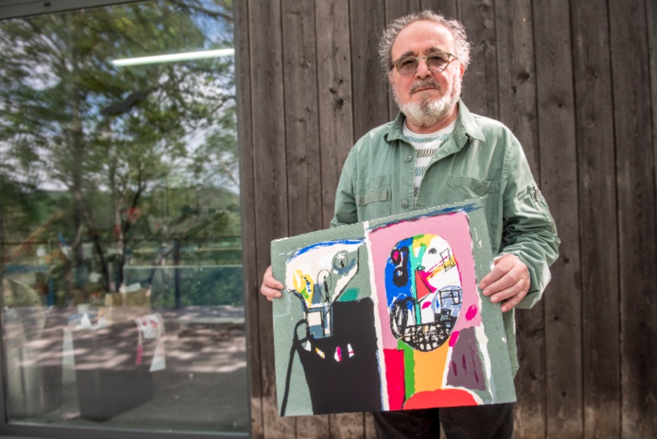 Mostrando dos de sus obras. (Gorka RUBIO / FOKU)