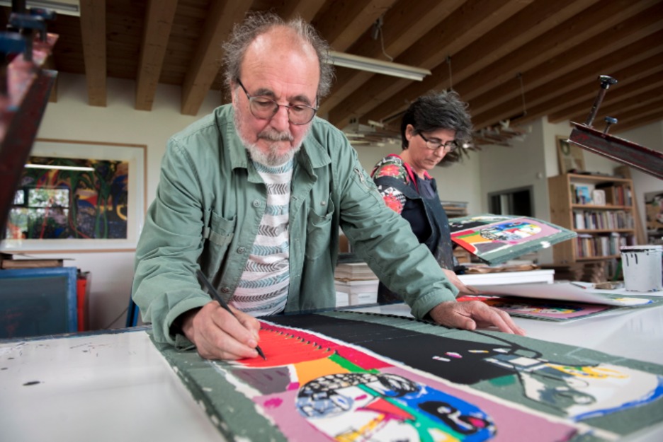Junto a su hija Usoa firmando las litografías que después cedió al Expolio de Gara. (Gorka RUBIO / FOKU)