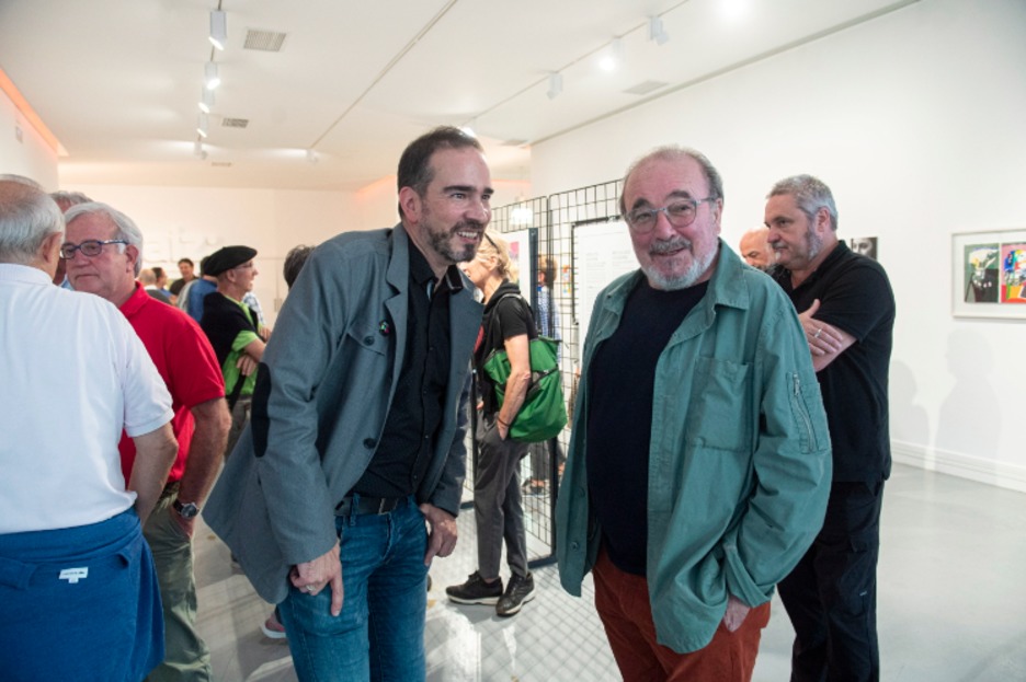 En la exposición organizada en 2019 para ayudar a GARA hablando con su director, Iñaki Soto. (Jon URBE / FOKU). 