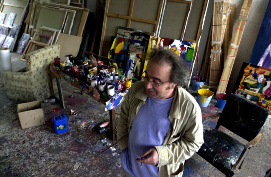 Su estudio de Arribe lleno de botes de pintura (2002). (Jagoba MANTEROLA / FOKU)